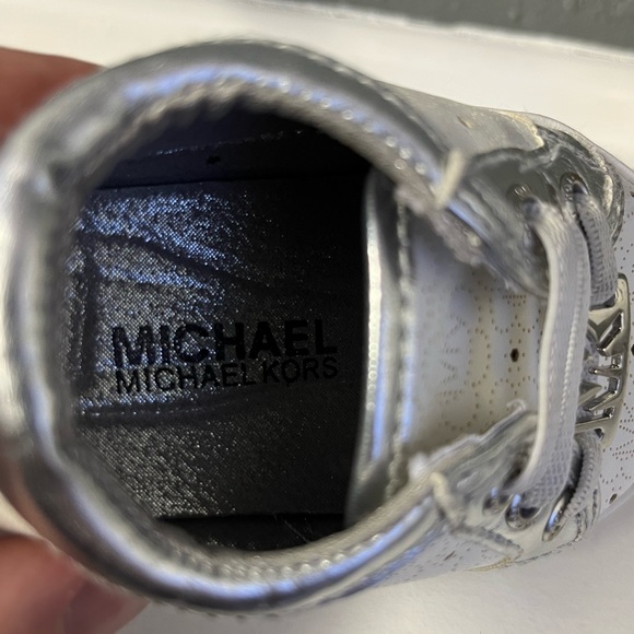 ⬇️$25 Michael Kors size 3 baby girl shoes Adorable 🥰 - Picture 5 of 6